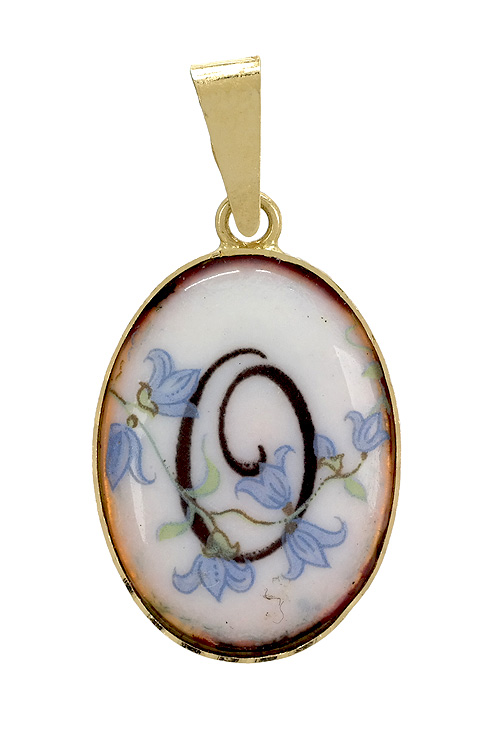 Inicial de oro amarillo 18 kilates y porcelana pinta o decorada con la letra O y motivos florales 002_8463O