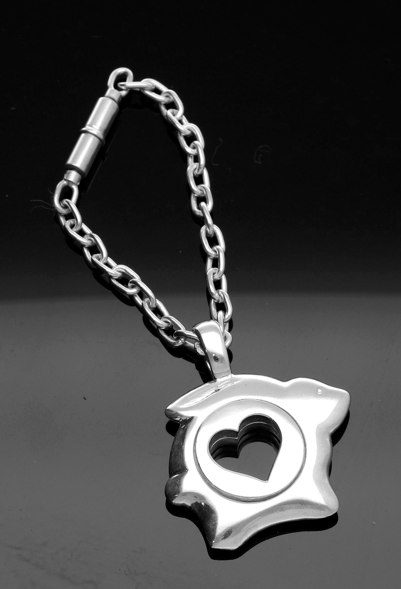 llavero de plata antistress conejo con corazon calado que gira fotografia sin recortar sobre fondo negro para web el rubi joyeros