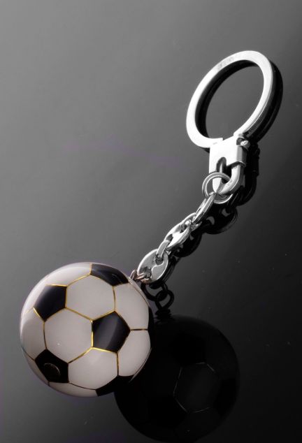 llavero plata balon de futbol foto sin recortar fondo negro para la web de el rubi joyeros