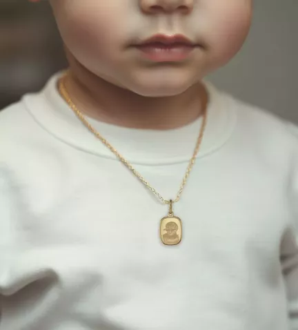 medalla de oro angel de la guarda bizantina toma modelo bebe IA