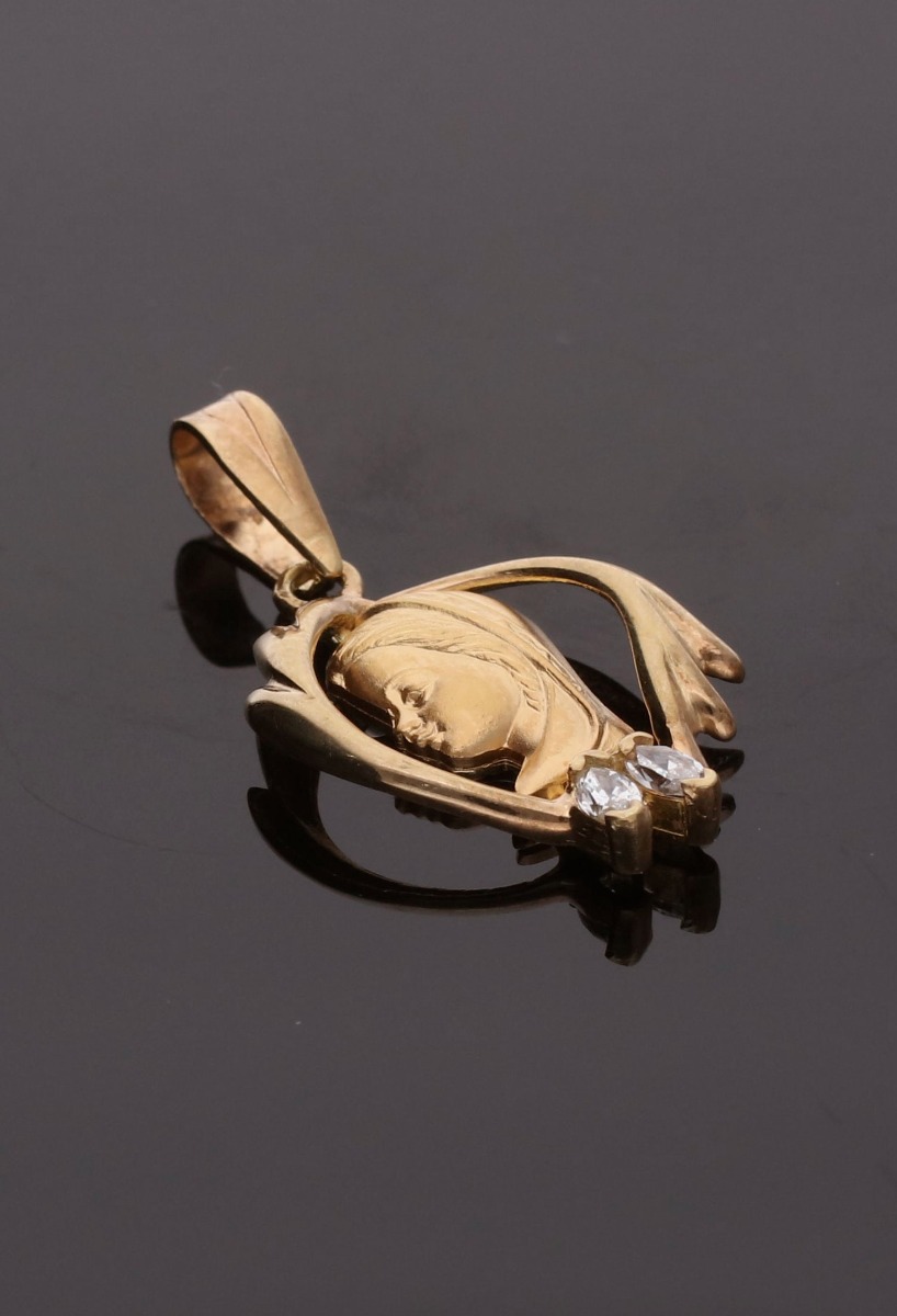 medalla oro amarillo 18k con circonitas virgen nina imagen de perfil calada vista sin recortar sobre fondo negro para web