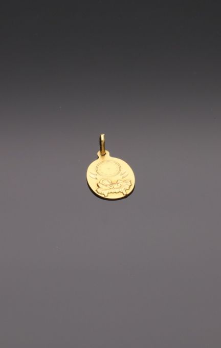 medalla oro para bebe vista sin recortar fondo negro