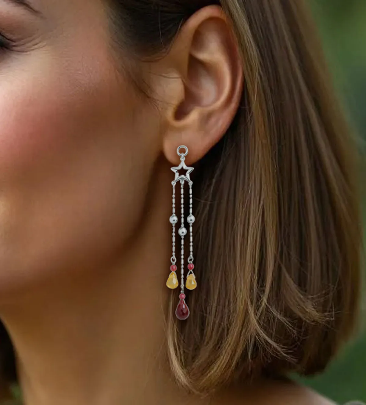 pendiente-de-oro-largo-con-cuarzos-de-colores-100_C1030-B modelo mujer