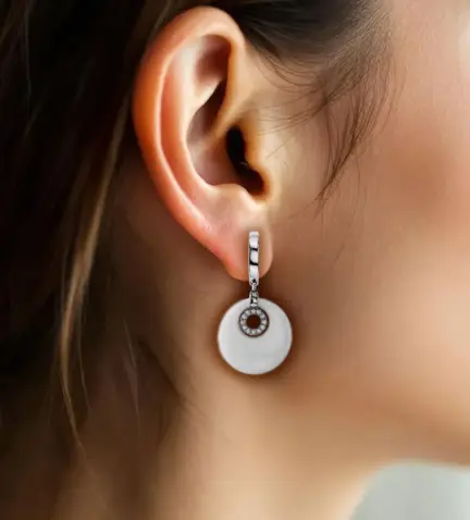 pendientes-de-oro-blanco-18k-circones-y-agata-blanca-095_430322-P modelo mujer