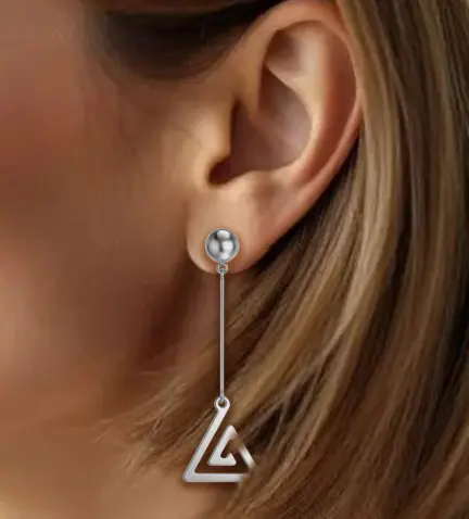 pendientes-de-oro-blanco-18k-espiral-triangular-067_P000100037_10 modelo mujer