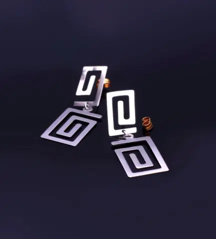 pendientes-de-oro-blanco-greca-cuadrada-067_P000100041 toma fisica sin retoque fotografico