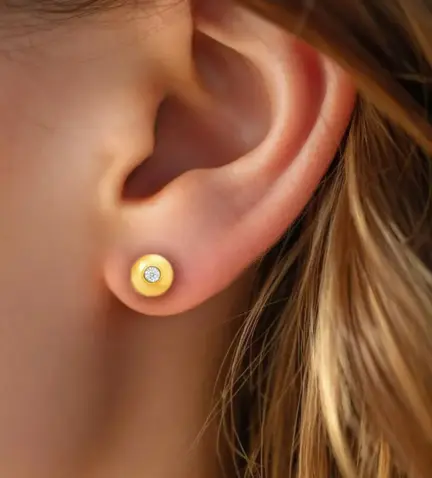 pendientes-de-oro-con-brillante-chaton-bombe-192_Z1105 modelo mujer