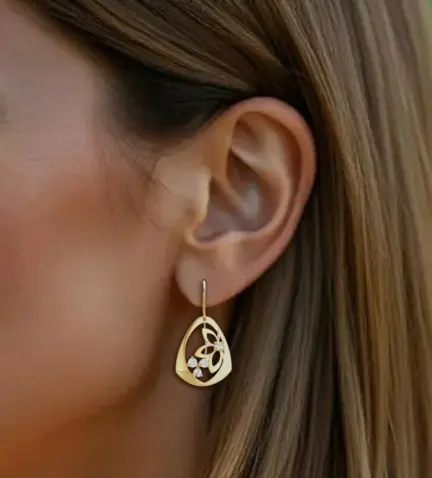 pendientes-de-oro-con-circones-florales-197_0502 modelo mujer