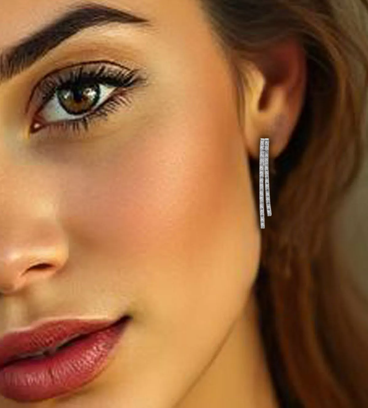 pendientes de oro blanco con diamantes doble aura foto con modelo IA