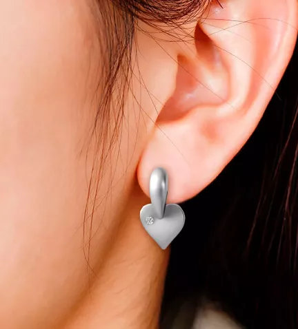 pendientes de plata love corazon con circonita toma modelo