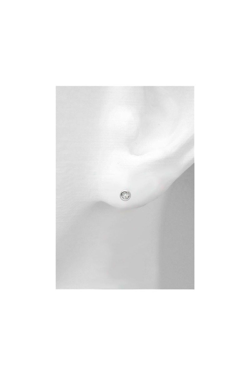 pendientes chaton de 3 mm oro blanco 18 kilates con diamante y sistemas de presion foto maniqui oreja