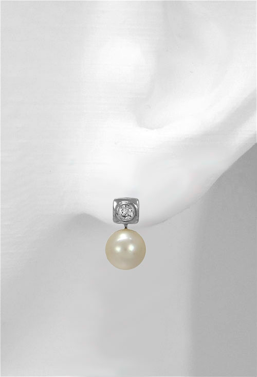 pendientes_de_oro_blanco_18_kilates_con_perlas_cultivadas_y_diamantes_precio_muy_barato_especial_online_vistos_en expositor oreja_192_z1122_01