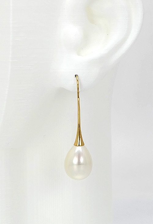 pendientes largos de oro con perla manacor vista en modelo 002_52349-P_02