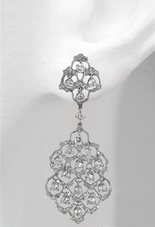 pendientes largos oro blanco 18 kilates con diamantes diseño tipo art deco indicados para ocasiones especiales también novia 083_tb8976 foto maniqui