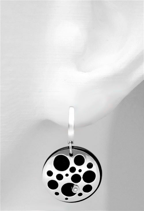 pendientes largos oro blanco 18 kilates con onix y diamantes foto maniqui