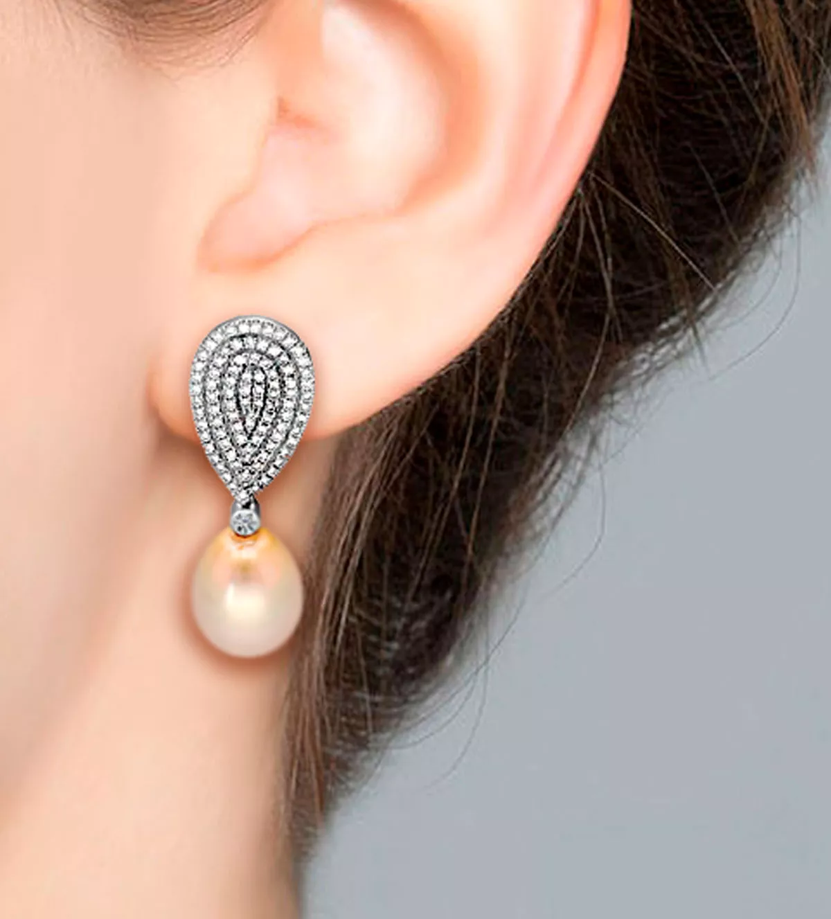 pendientees de novia oro con perlas australianas y diamantes foto de modelo