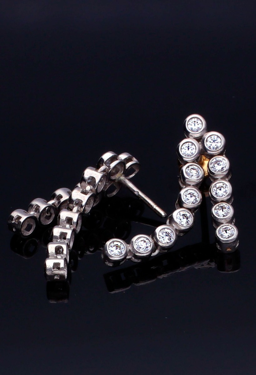 pendientes largos oro blanco 18 kilates y circonitas fotografia para web el rubi joyeros toma sin recortar fondo negro