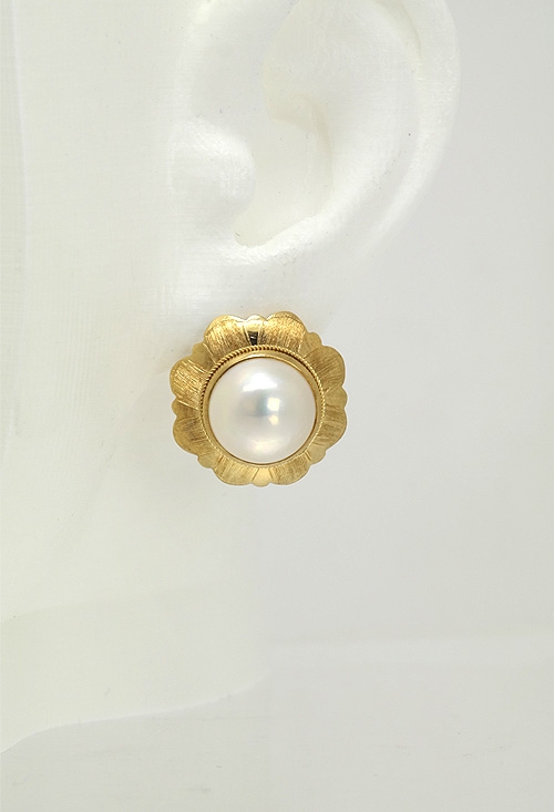 pendientes oro amarillo 18 ktes y perla japonesa vista en modelo 083_AURYGEM151_02