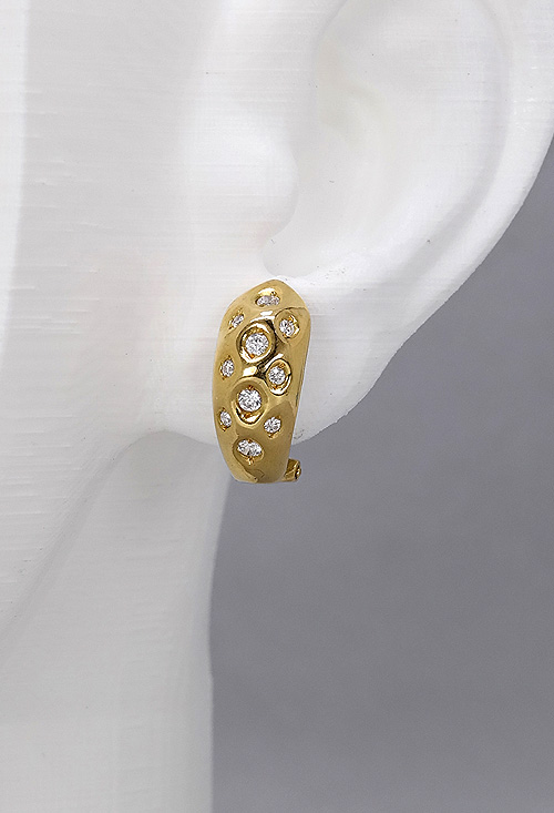 pendientes oro amarillo 18k con circonitas tripa con hoyuelos foto en maniqui 044_6170_05