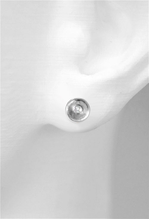 pendientes oro blanco 18 kilates con diamante tipo dormilona vista maniqui