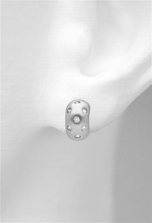 pendientes oro blanco 18 kilates con diamantes forma de tripa con brillantes engastados a ras superficie matizada foto modelo 044_5716_02