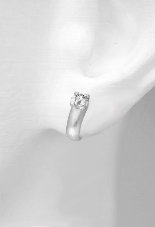 pendientes oro blanco 18 kilates con diamantes garra c de cartier foto maniqui 083_AUR008_01