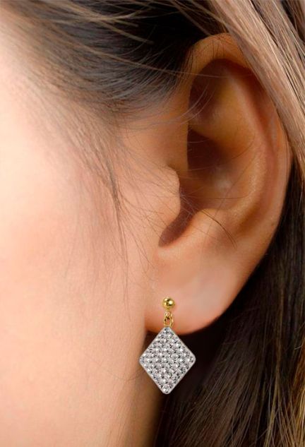 pendientes largos oro amarillo 18 kilates con cristales checos engastados en resina purpura foto para web el rubi joyeros toma con modelo