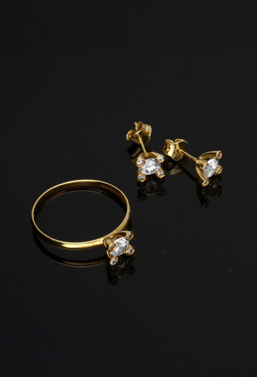 anillo oro amarillo 18 ktes con circones foto toma sin recortar