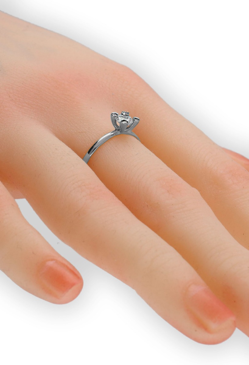 anillo oro blanco 18 ktes con circonitas fotografia en modelo