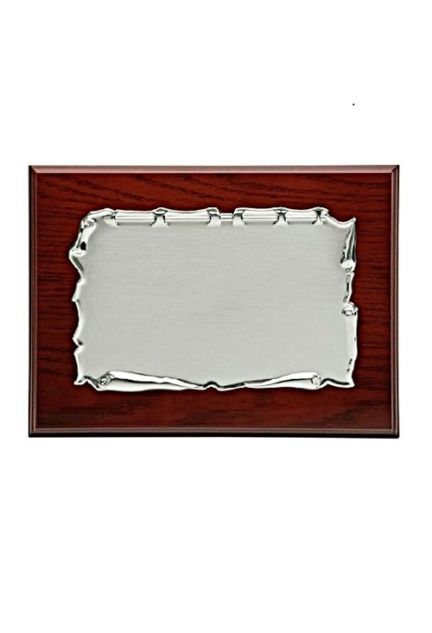 Placa de homenaje alpaca plateada tipo pergamino sobre base de madera