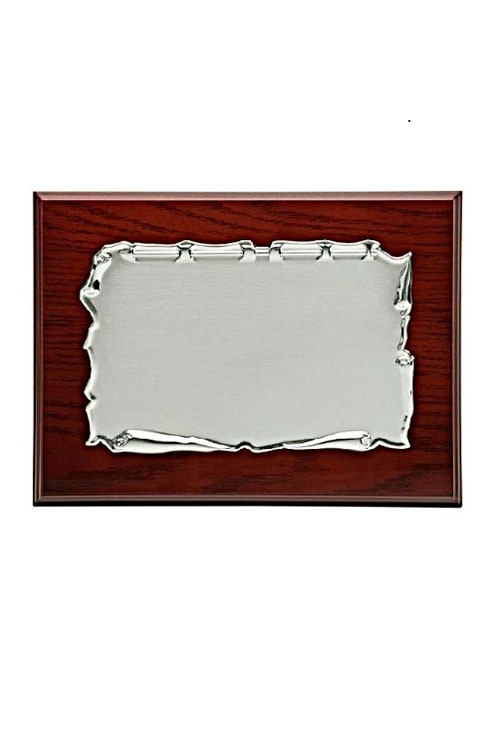 Placa de homenaje alpaca plateada tipo pergamino sobre base de madera