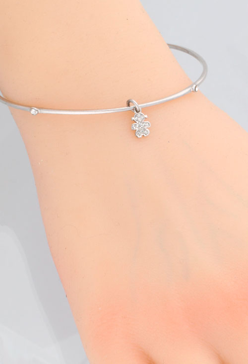 pulsera de aro rigido con fetiche niña marca viceroy 152_1082P001-20_02 foto en modelo precio de ocasion outlet de joyeria