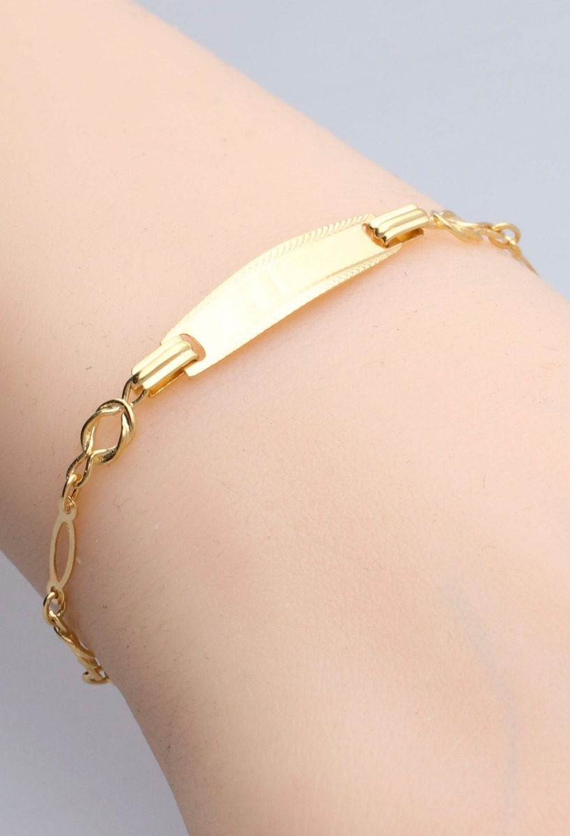 pulsera oro amarillo 18 ktes con chapa para grabar foto en muñeca de maniqui