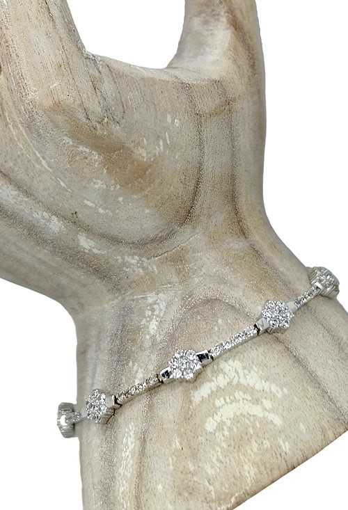 pulsera_oro_blanco_18_kilates_con_circonitas_tipo_princesa_foto_maniqui_mano_precio_especial_barato_para_venta_en_joyeria_online_003_1193-p_03