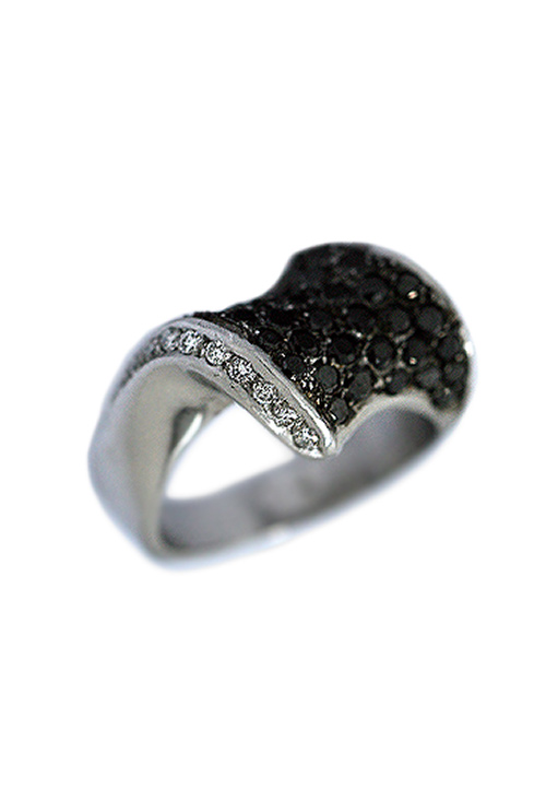 Sortija de oro blanco 18 ktes con diamantes negros - foto 1 - rfcia.067_P000200009