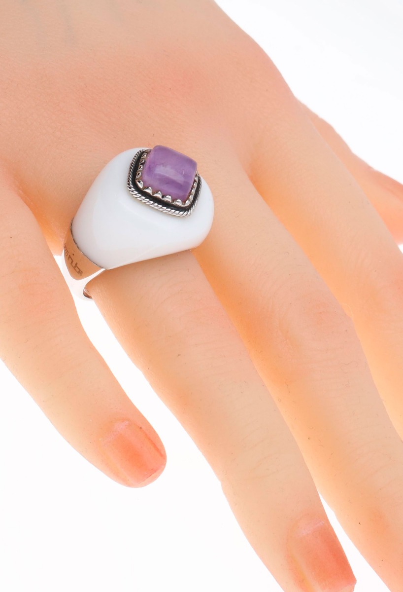 Sortija de plata con ágata blanca y amatista 004_RA2468 puesta