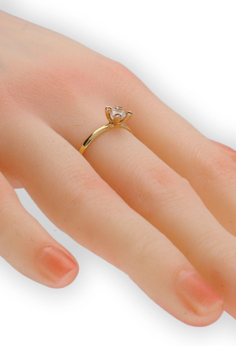 conjunto pendientes y sortija oro amarillo 18 ktes con circones toma de la sortija en modelo