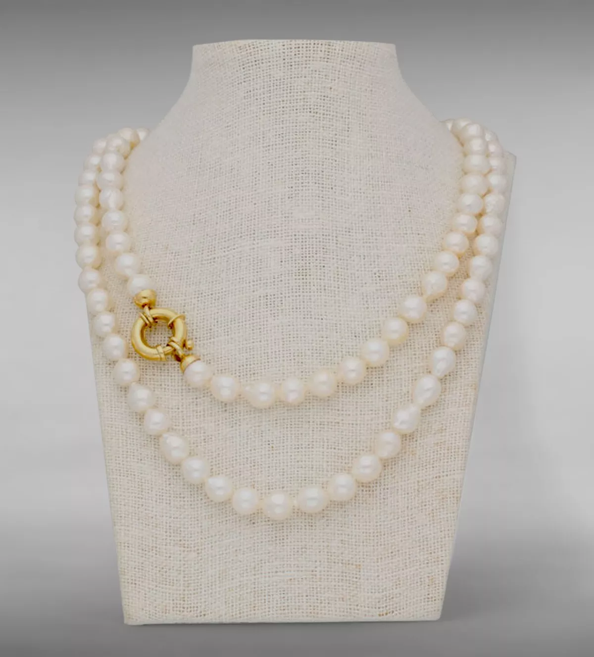 collar de perlas cultivadas con broche de oro