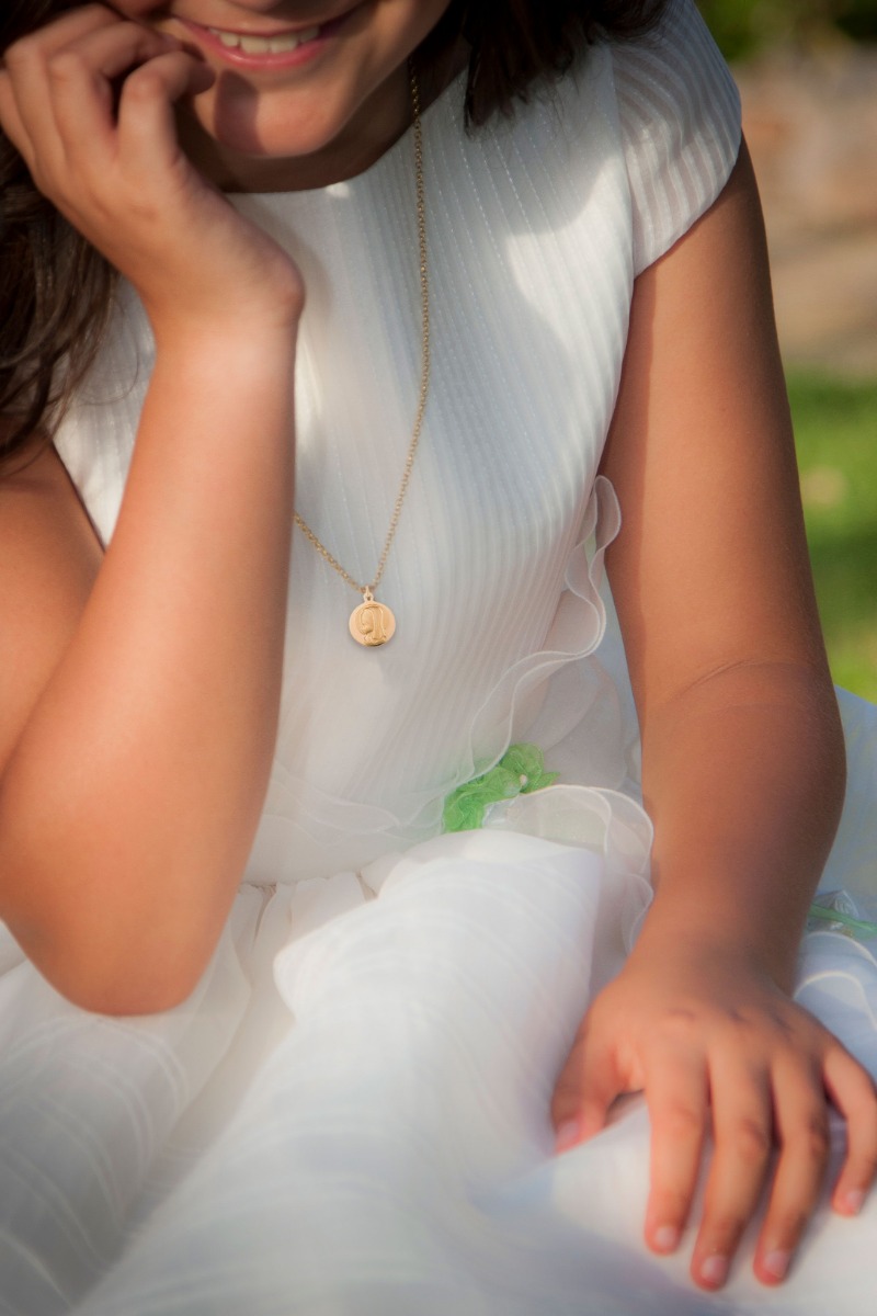 Medalla religiosa oro 18 ktes. Virgen niña 045_1482104P-15 puesta