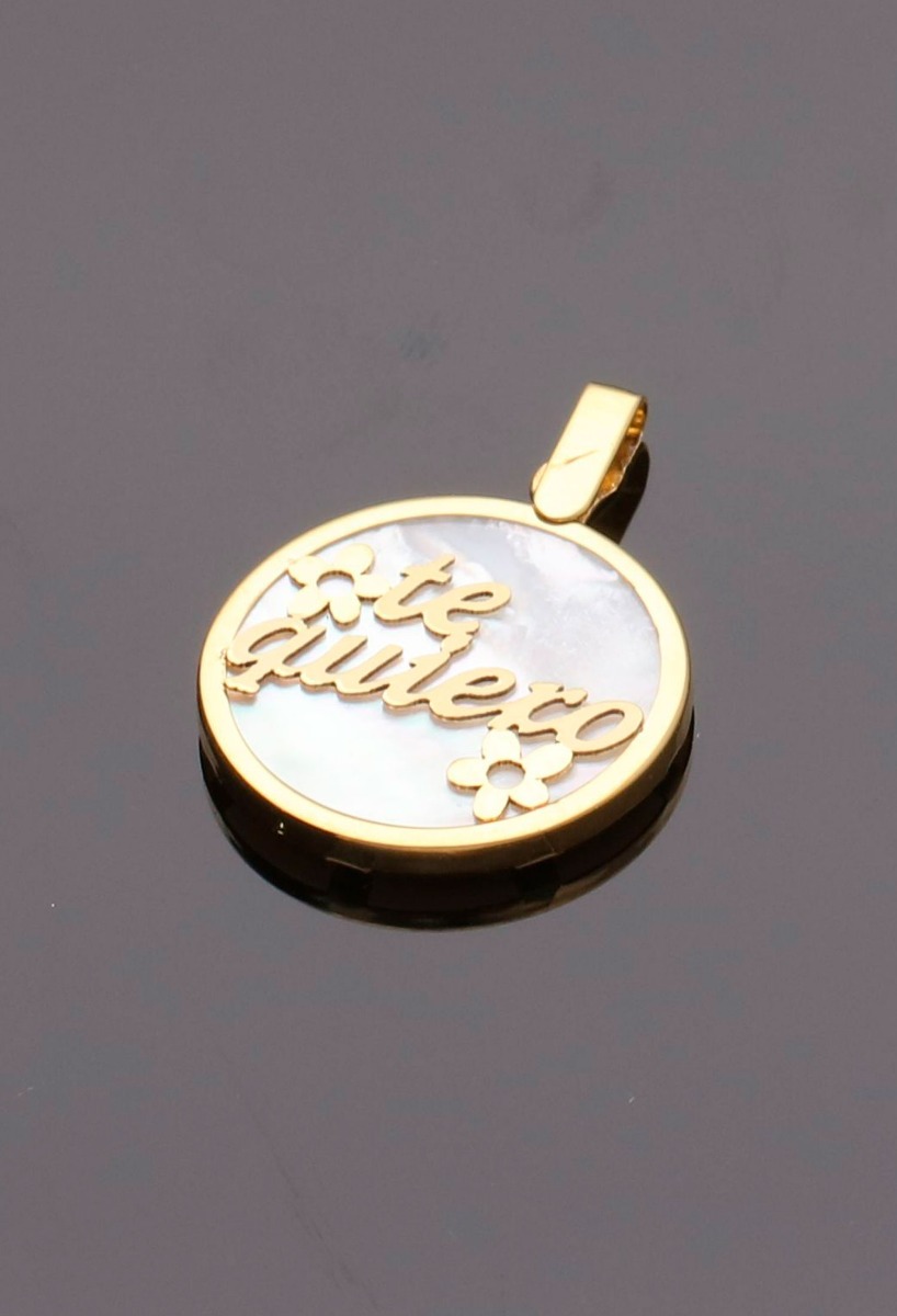 colgante oro 18k y nacar te quiero foto sin recortar fondo negro