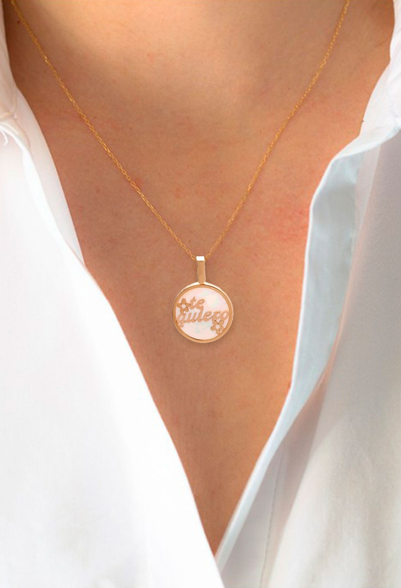 colgante oro 18k y nacar te quiero foto modelo femenino para web