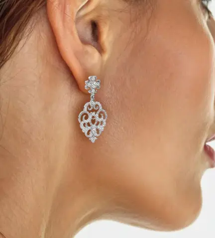 pendientes-de-oro-blanco-18k-con-circones-para-novia-002_53810-PB modelo mujer