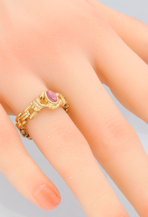 anillo oro amarillo 18 kilates con rubi modelo panther vista modelo mano 036_S65829_03