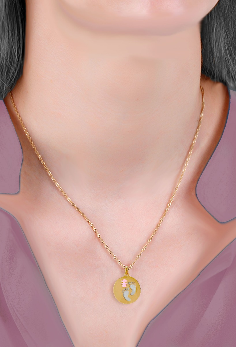 colgante oro y nacar huellas de pies y niña esmaltada en rosa vista modelo para web el rubi joyeros