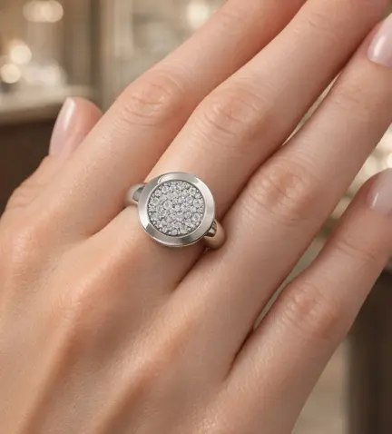 anillo de plata con circones 248_C8S26494_10 modelo mano