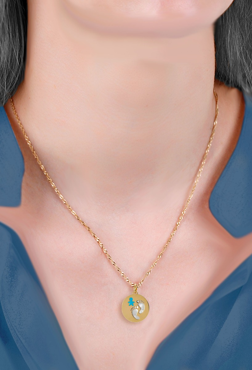 colgante de oro amarillo 18 ktes dia de la madre huellas de pies y niño esmaltado toma modelo