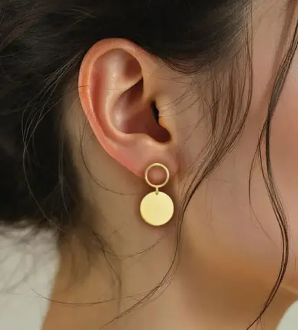 pendientes de oro 18k circulo y disco 030_EC-56 modelo mujer