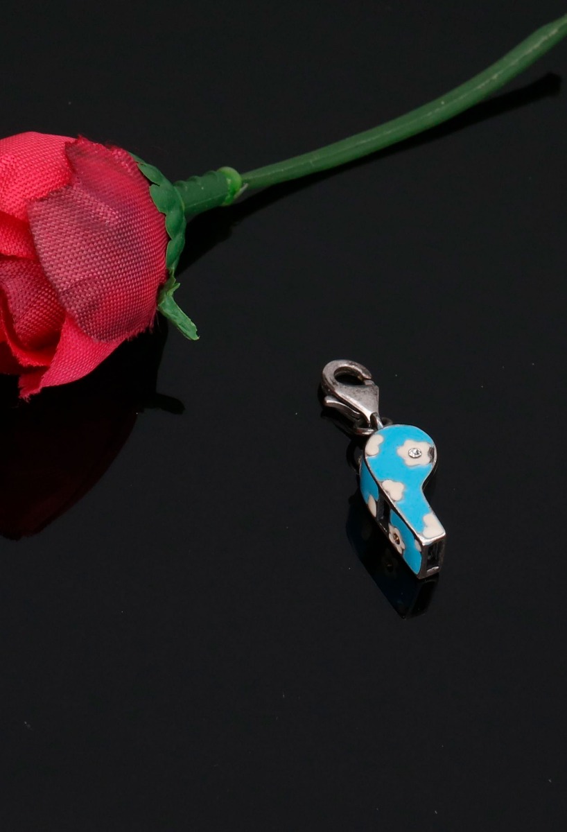 Charm plata ley con forma de silbato esmalte con circonitas 015_CH208 fondo negro