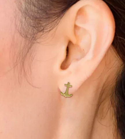 pendiente ancla plata chapada vista modelo femenino