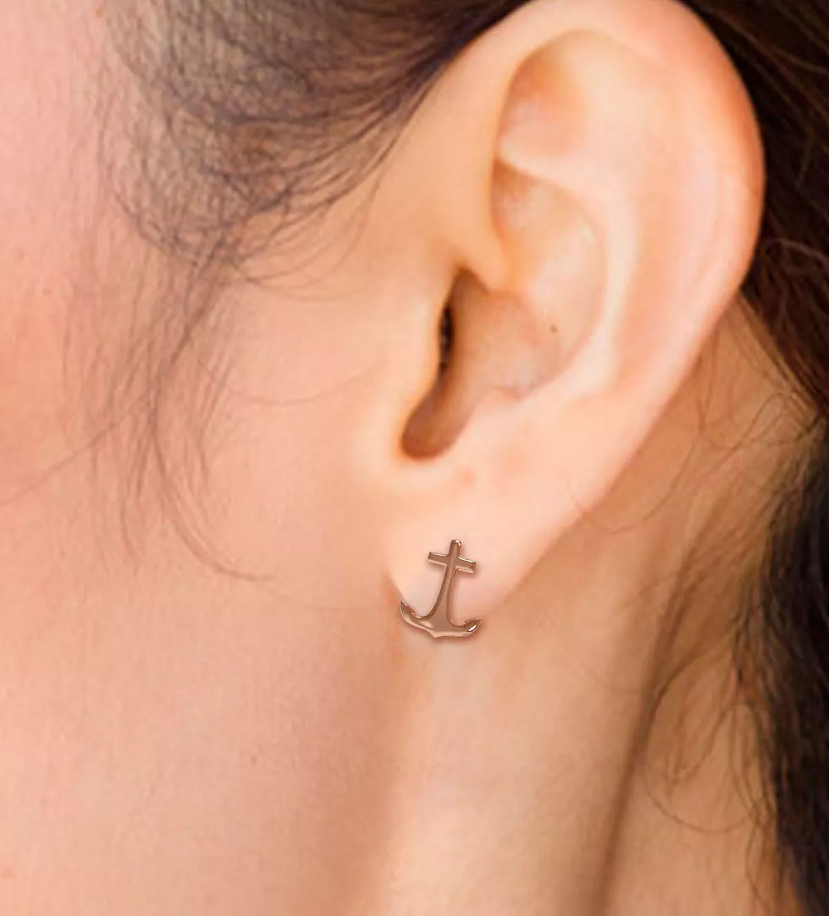 pendientes de plata chapada en tono rosa ancla toma modelo femenino